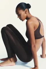 Calza capri de lycra color marrón oscuro, tiro alto y tejido combinado en tul a tono.