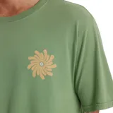 Remera verde con estampado de una flor en el pecho.