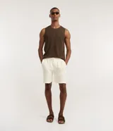 Bermuda de hombre color blanco crudo, confeccionada en algodón texturizado. Presenta un corte comfort, cintura elástica con lazo ajustable y bolsillos laterales.