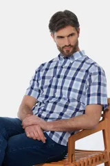 Camisa de manga corta con estampado a cuadros en tonos azul, rosa y blanco.