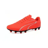 Championes de fútbol Puma Vitoria FG/AG color naranja con detalles plateados y suela negra con tapones.