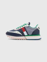 Zapatillas Tommy Jeans de cuero sintético color azul marino, gris y blanco, con cordones verdes y suela gruesa dentada en rosa y blanco.