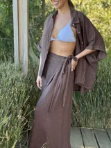 Falda larga marrón de lino con cintura elastizada y lazo lateral.