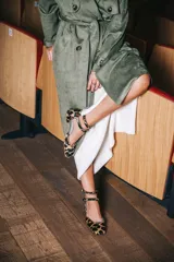 Bailarinas de tacón de 2,5 cm con estampado animal print y ribete en verde caza. Interior de piel y suela de cuero.