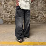 Jean super baggy de denim color gris oscuro con efecto lavado y bordado en el bolsillo trasero.