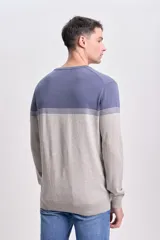 Buzo de punto gris claro con franjas horizontales en el pecho y mangas largas.