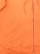 Campera deportiva unisex color verde esmeralda, confeccionada en algodón con felpa, con capucha, cierre frontal y bolsillos tipo canguro.