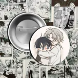Pin metálico con ilustración de dos hombres besándose. Diseño basado en el manhwa BL Low Tide in Twilight.