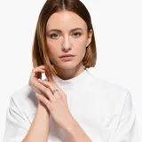 Anillo de Swarovski con diseño de dos bandas entrelazadas, una de ellas cubierta con piedras blancas engastadas.