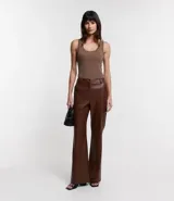 Musculosa verde oliva de punto texturizado, con breteles anchos y cuello redondo.