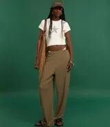 Pantalón wide color marrón claro con cintura elástica y textura acanalada.