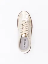 Zapatillas plateadas con suela marrón.