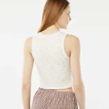 Camiseta de tirantes corta color blanco, de punto pointelle con estampado de limones y detalle de encaje en el cuello y sisas.