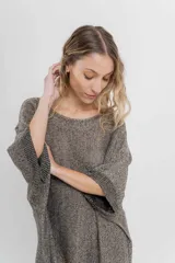 Vestido-buzo tejido oversize jaspeado con escote redondo, mangas amplias tipo murciélago y terminaciones acanaladas en ruedo y puños.