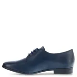 Zapato de mujer de cuero azul marino con diseño clásico y cierre de cordones.