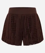 Short marrón con textura perforada, corte regular y cintura elástica.