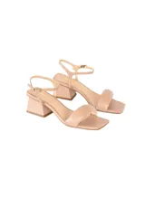 Sandalias color nude de cuero vacuno, con tira ancha sobre los dedos, pulsera fina ajustable al tobillo y tacón bloque de 5 cm.