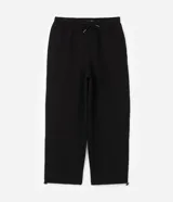 Pantalón baggy color beige, confeccionado en algodón con felpa. Presenta cintura elástica con cordón ajustable, bolsillos delanteros y un bolsillo trasero. El bajo es ajustable con elástico.