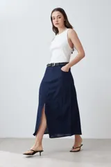 Falda midi azul marino de corte recto con tajo lateral y bolsillos delanteros.