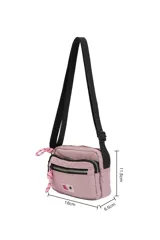 Bandolera negra de poliéster con correa ajustable y múltiples cierres.