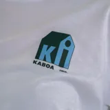 Remera blanca de corte recto con cuello redondo y logo de la marca estampado en el pecho.