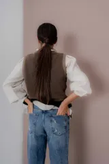 Pantalón jean de tiro medio color negro, corte mom, con bolsillos delanteros y traseros. Largo hasta el tobillo. Confeccionado en algodón 100%.