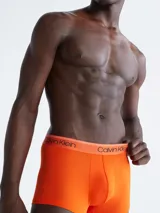 Pack de tres bóxers Calvin Klein de microfibra elástica en color naranja, blanco y beige, con cintura elástica con logo de la marca.