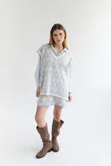 Minifalda de lana con estampado de rombos en tonos beige, gris y negro.