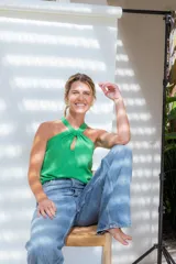 Top tejido en hilo de algodón color ladrillo, con escote halter y espalda descubierta.