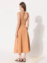Vestido largo color verde militar, con breteles regulables y bolsillos laterales, cierre invisible en el costado.