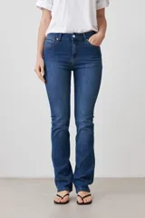 Pantalón de jean de corte recto, color azul oscuro.