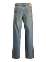 Pantalón de jean celeste de tiro alto y corte holgado. Cierre con botones y acabado stonewash.