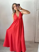 Vestido largo rojo con escote halter y espalda descubierta.