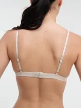 Bralette negro con breteles finos y corte triangular.