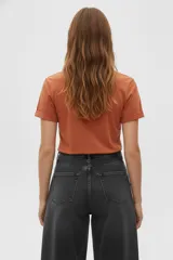 Remera blanca de algodón con cuello redondo y manga corta, con un pequeño bolsillo en el pecho.