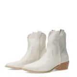 Botas de caña corta estilo cowboy, color blanco hueso, con punta afilada y tacón ancho de madera. Presentan bordados decorativos en el empeine y caña.