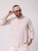 Camisa de manga larga a rayas verticales azules y blancas, con cuello abotonado y bolsillo en el pecho. Confeccionada en lino y algodón.