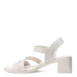 Sandalias de cuero sintético color beige, con tiras anchas cruzadas en el empeine, pulsera con hebilla al tobillo y taco cuadrado.
