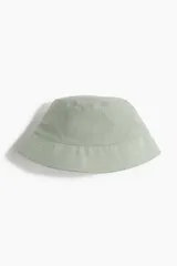 Sombrero tipo bucket color verde claro, confeccionado en mezcla de lyocell y nylon. Cuenta con forro y cinta antitranspirante de algodón.