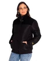 Campera puffer negra para mujer, marca Caterpillar. Cuenta con cuello alto, cierre frontal con botones a presión, bolsillos laterales inferiores, puños y cintura acanalados. Tiene un parche con el logo de Cat en la manga izquierda y forro estampado con el logo de Caterpillar.