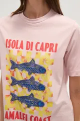 Remera blanca de algodón con cuello redondo y mangas cortas. Estampado frontal con diseño de peces azules sobre fondo a cuadros amarillos y texto "Isola di Capri" y "Amalfi Coast".