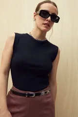 Musculosa marrón de morley con cuello redondo y sisas amplias.