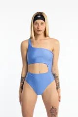 Traje de baño enterizo celeste con corte asimétrico de un hombro y abertura en la zona abdominal.