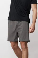 Short deportivo negro con cintura elástica y logo pequeño en la pierna.