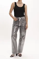 Pantalón de jean metalizado color dorado, de corte recto y tiro alto.