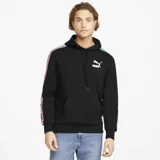 Buzo hoodie Puma Iconic T7 negro con logo blanco estampado en el pecho y franjas laterales en color lila y celeste.