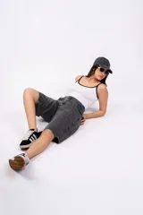 Body negro de breteles finos con ribete blanco en escote y sisas.