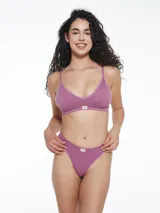 Conjunto de ropa interior color lila, compuesto por un corpiño triangular con breteles regulables y una bombacha tipo colaless.