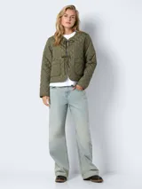 Chaqueta acolchada color verde militar, con cuello redondo y cierre frontal con lazos. Tiene bolsillos frontales y forro interior de poliéster.