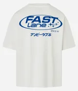 Remera oversize blanca de algodón con cuello redondo y mangas cortas. Estampa lettering "Unbeatable" en azul en el frente.